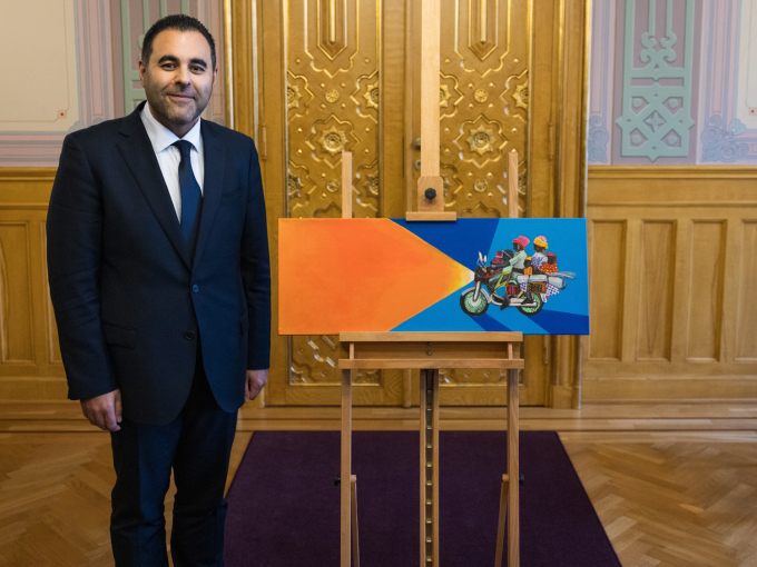 President of the Storting Masud Gharahkhani with the gift for Prince Sverre Magnus' 18th birthday. As a gift from the Storting, the Prince received a painting by the artist Cassius Fadlabi. Photo: Peter Mydske / Stortinget / NTB
